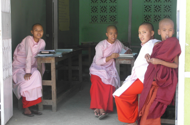 eine der vielen Schulen des Buddhismus - Mandalay