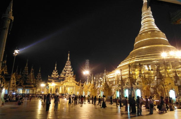 Shwedagon in der Abenddämmerung